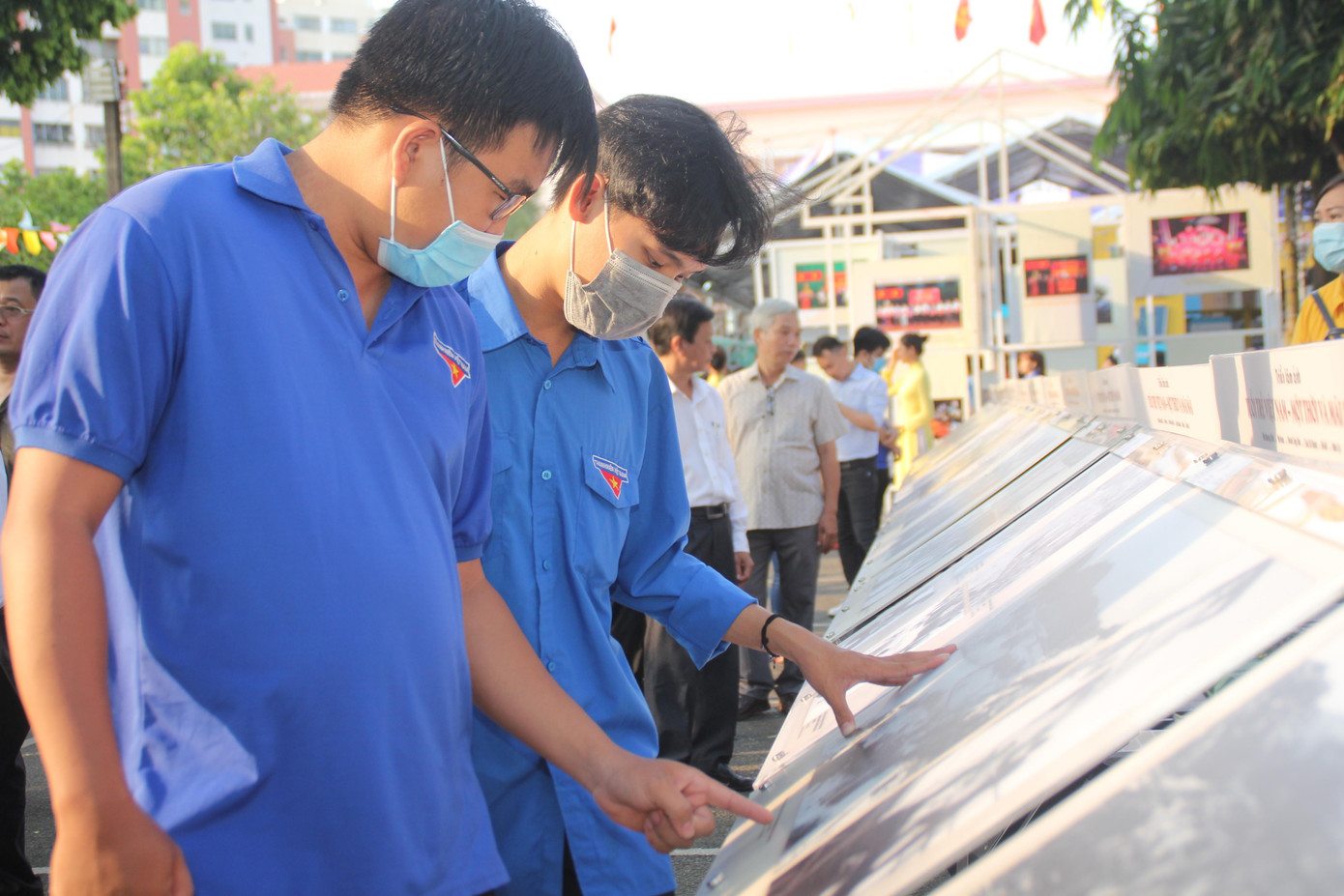 Bạn trẻ chăm chú xem các bức ảnh tư liệu lịch sử trong khuôn khổ Ngày sách Việt Nam