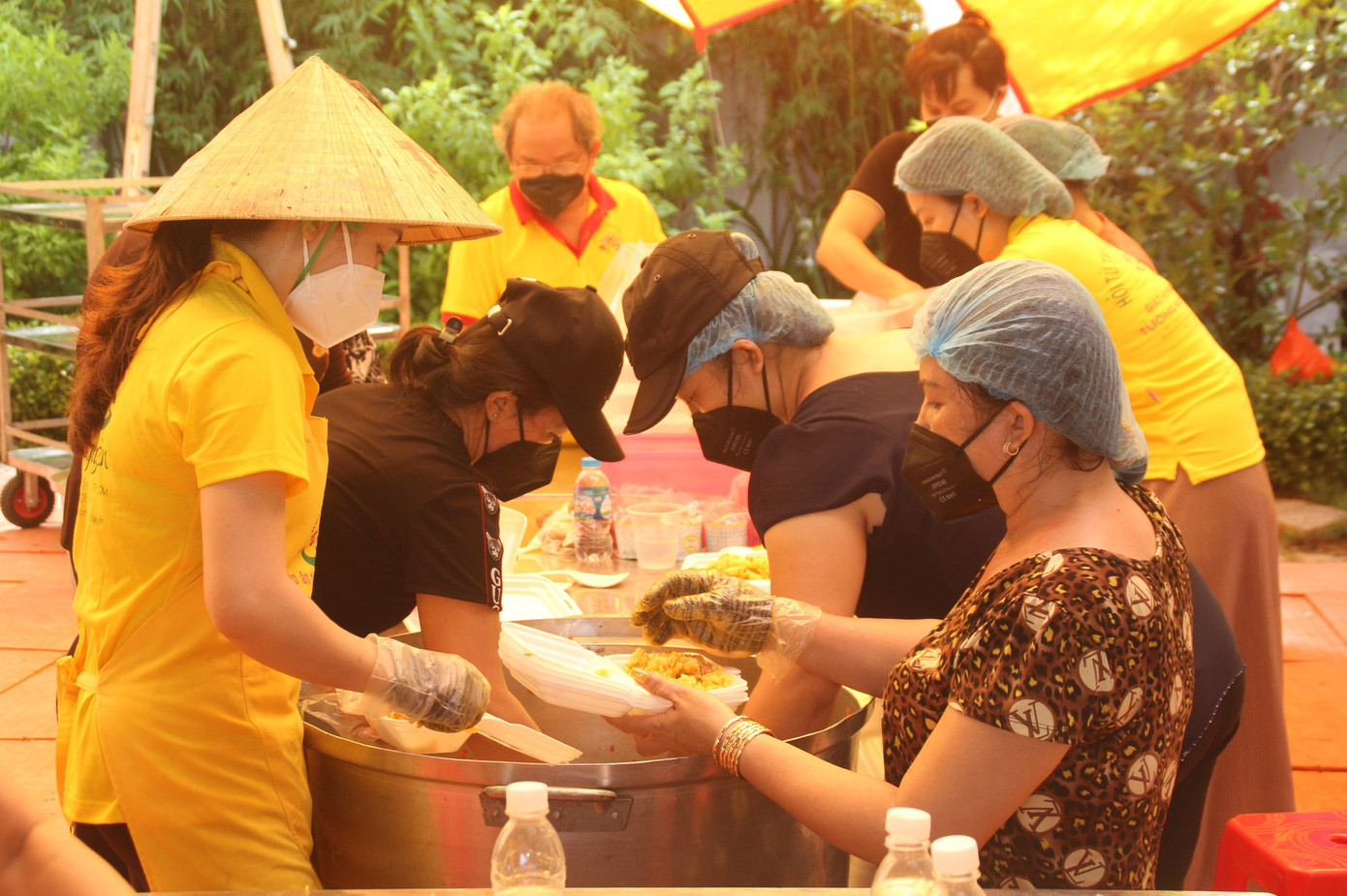 Mỗi người góp một tay với tinh thần đùm bọc, sẻ chia cùng nhau lúc khó khăn. Mỗi người góp một tay với tinh thần đùm bọc, sẻ chia cùng nhau lúc khó khăn.