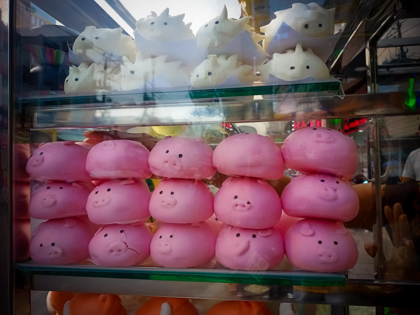 Trong khi bánh bao hình con nhím và heo có nhân là trứng sữa, thì bánh bao trái đào và ông già Noel lại sử dụng nhân đậu xanh. Tất cả có giá từ 8.000-13.000 đồng. Ngoài các loại bánh chay, bà Lệ còn bán thêm bánh bao mặn.