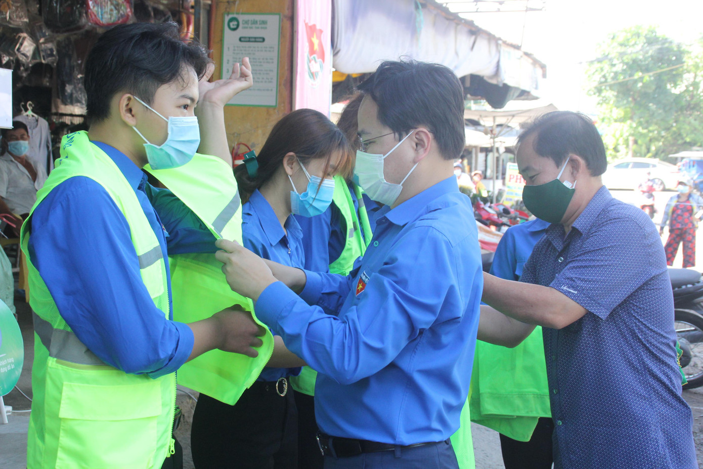 Bí thư thứ nhất Trung ương Đoàn trao tặng các trang thiết bị cho đội hình thanh niên “Sống xanh - chống rác thải nhựa” để thực hiện nhiệm vụ