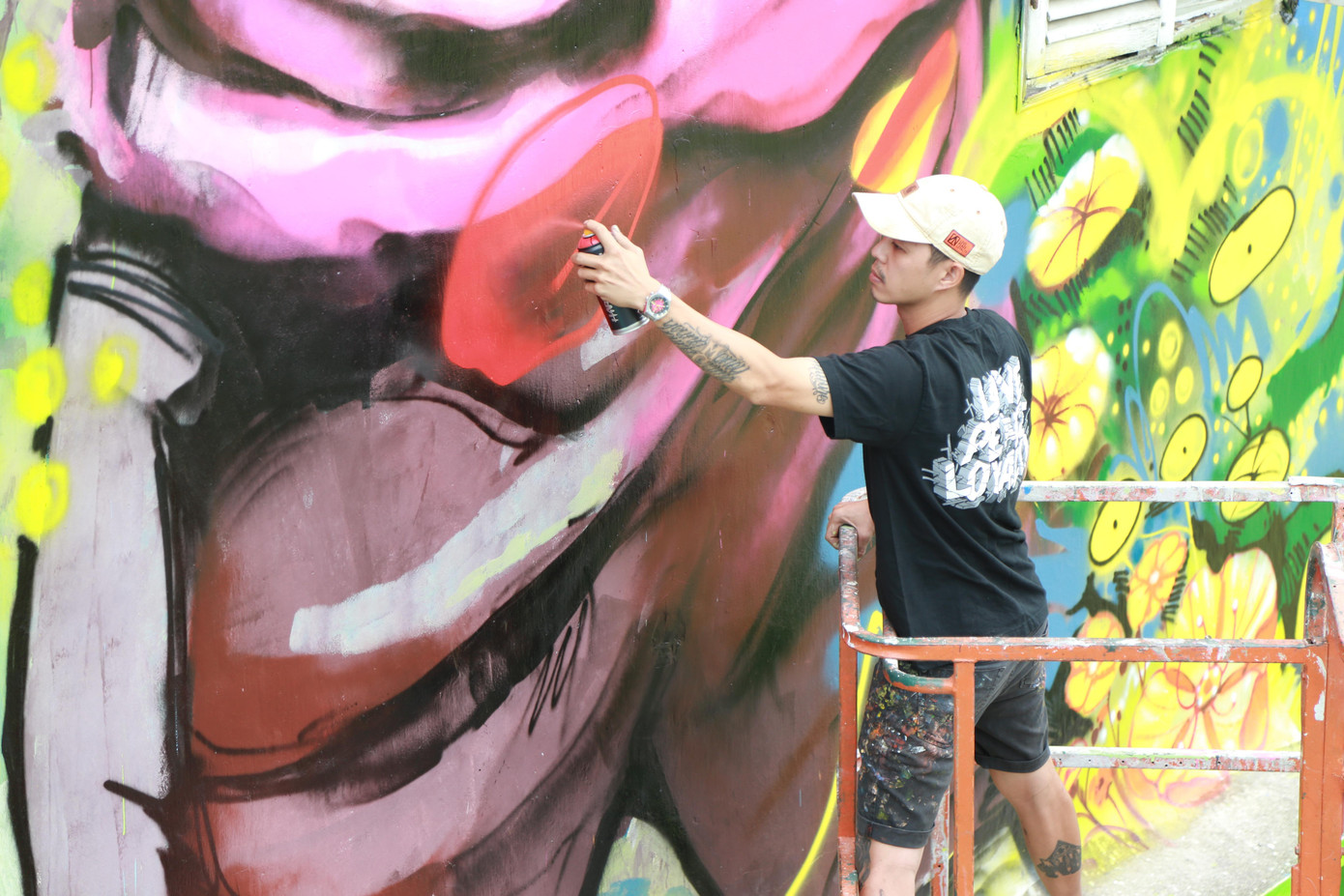 Phụ trách vẽ bức tranh khổ dọc theo chiều cao của chung cư, họa sĩ Đào (31 tuổi) cho biết ban đầu anh có chút bất ngờ với công việc. Tuy nhiên, nam nghệ sĩ cũng muốn thử thách mình ở những vị trí không gian ngày càng cao.