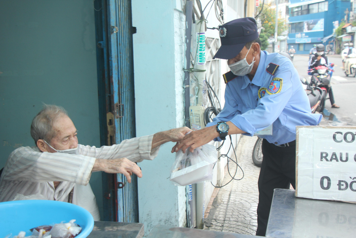 Bạn trẻ phụ giúp vợ chồng cụ ông nấu cơm 0 đồng gửi tặng bà con ảnh 8