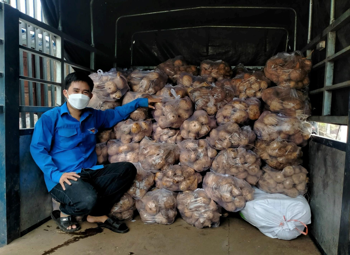 Chàng trai xứ Quảng cùng bà con xứ Dừa vận chuyển rau củ quả chi viện cho TPHCM - Ảnh: NVCC Chàng trai xứ Quảng cùng bà con xứ Dừa vận chuyển rau củ quả chi viện cho TPHCM - Ảnh: NVCC