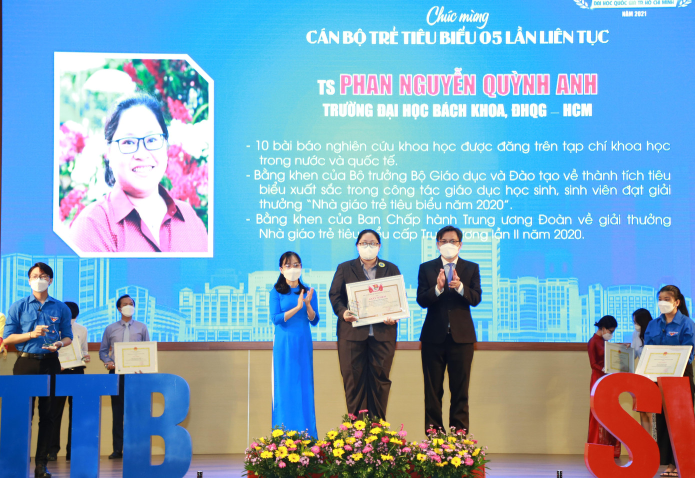 Dịp này, ĐHQG cũng vinh danh các cán bộ trẻ đạt danh hiệu nhiều năm liền.