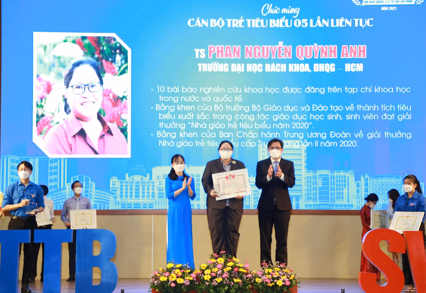 Dịp này, ĐHQG cũng vinh danh các cán bộ trẻ đạt danh hiệu nhiều năm liền. Dịp này, ĐHQG cũng vinh danh các cán bộ trẻ đạt danh hiệu nhiều năm liền.
