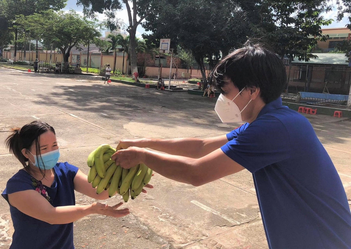 B.H. năng nổ giúp đỡ, hỗ trợ bà con trong những ngày thực hiện cách ly ở Trường THCS Bình Chiểu cuối tháng 7. B.H. năng nổ giúp đỡ, hỗ trợ bà con trong những ngày thực hiện cách ly ở Trường THCS Bình Chiểu cuối tháng 7.