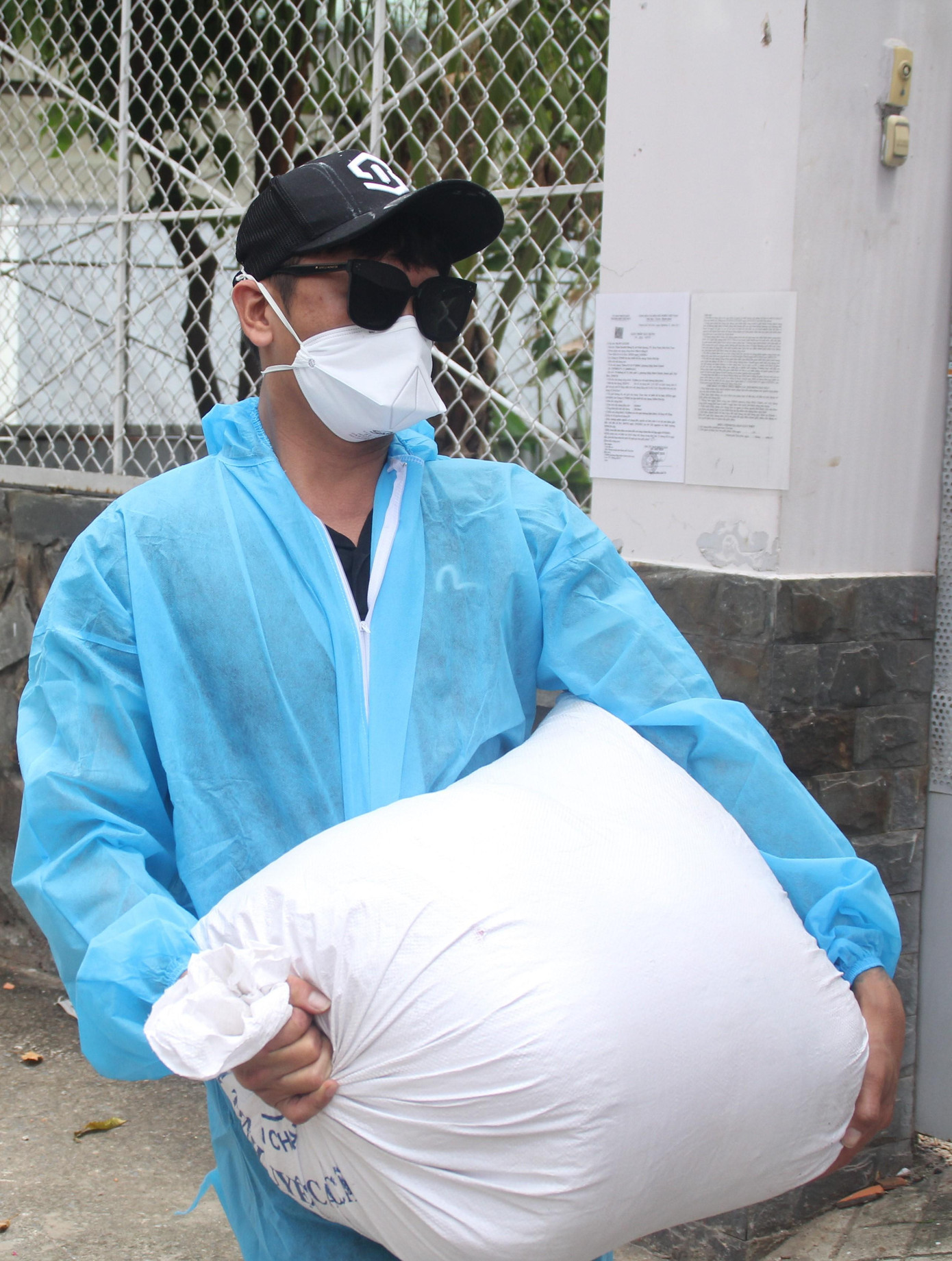 "Thấy ngoài kia có nhiều người khó khăn quá thì mình chung tay giúp đỡ thôi. Giúp được gì cho mọi người là mình luôn hết mình, không kể khó khăn gì cả. Không còn thấy ai phải đói, phải khổ nữa là anh em tụi mình vui và lại có thêm động lực lên đường", Hoàng bộc bạch. "Thấy ngoài kia có nhiều người khó khăn quá thì mình chung tay giúp đỡ thôi. Giúp được gì cho mọi người là mình luôn hết mình, không kể khó khăn gì cả. Không còn thấy ai phải đói, phải khổ nữa là anh em tụi mình vui và lại có thêm động lực lên đường", Hoàng bộc bạch.