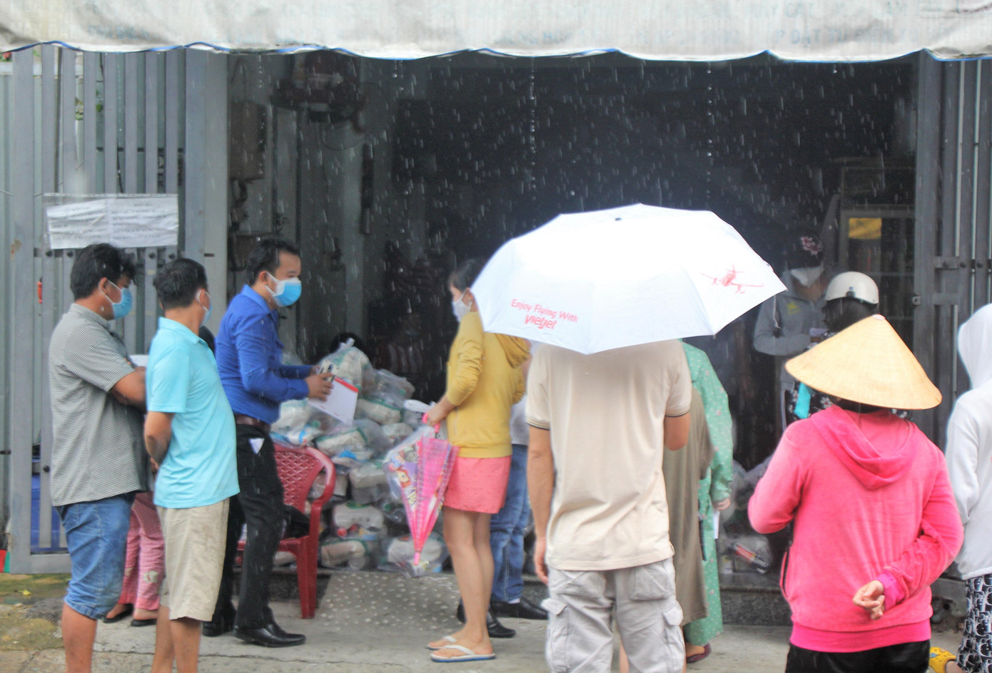 Buổi trao quà tại khu phố 1, phường Bình Hưng Hòa B gặp gián đoạn chốc lát vì cơn mưa