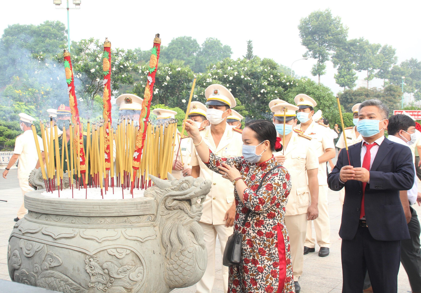 Hoạt động thắp nến, dâng hương tưởng niệm mỗi dịp kỷ niệm ngày Giải phóng miền Nam, thống nhất đất nước (30/4) nhằm tưởng nhớ, tri ân công lao của các bậc tiền nhân, các Anh hùng liệt sỹ đã hy sinh máu xương để dựng xây nền độc lập, hòa bình cho Tổ quốc. Hoạt động thắp nến, dâng hương tưởng niệm mỗi dịp kỷ niệm ngày Giải phóng miền Nam, thống nhất đất nước (30/4) nhằm tưởng nhớ, tri ân công lao của các bậc tiền nhân, các Anh hùng liệt sỹ đã hy sinh máu xương để dựng xây nền độc lập, hòa bình cho Tổ quốc.