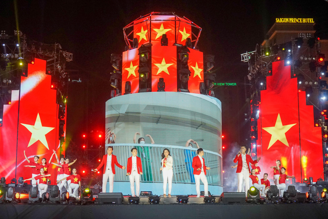 Chương trình countdown mở màn bằng các nhạc phẩm tri ân lực lượng tuyến đầu chống dịch.