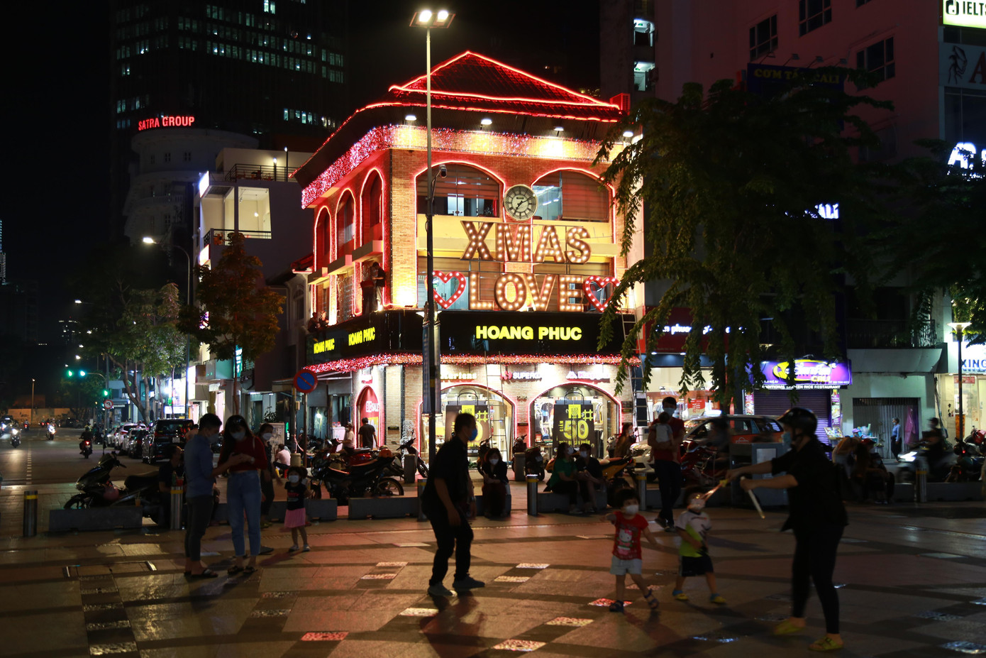 Thời điểm này, các trung tâm thương mại, hàng quán... cũng đã rục rịch chuẩn bị không gian Giáng sinh của riêng mình để hưởng ứng mùa lễ hội lớn cuối năm đang gần kề. Trong ảnh là một địa điểm có không gian Giáng sinh nổi bật tại phố đi bộ Nguyễn Huệ.