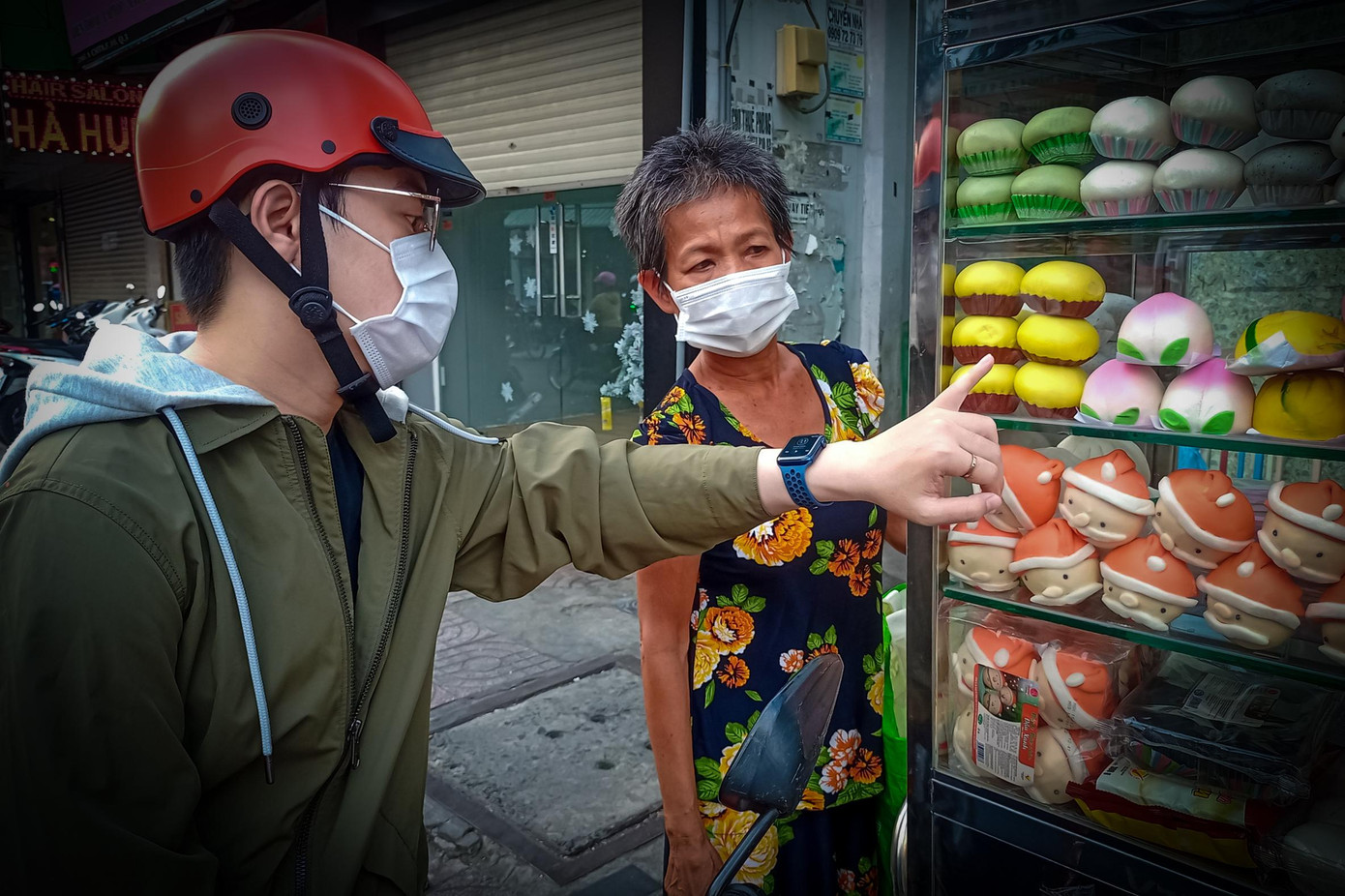 "Mình chạy xe ngang thấy hình thù của bánh bà bán ngộ nghĩnh quá nên tấp vào mua về cho người thân thưởng thức, bánh bao của bà bán cũng rẻ so với các nơi khác. Tuy nhiên hương vị như thế nào thì mua về ăn mới biết được do mình cũng mới mua lần đầu", anh Thanh Trọng (Quận Bình Thạnh) chia sẻ.