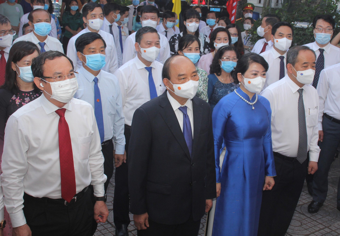 Trước khi diễn ra chương trình bầu cử, Chủ tịch nước Nguyễn Xuân Phúc và các đại biểu dâng hương tưởng niệm các anh hùng liệt sỹ Khu phố 7, thị trấn Củ Chi