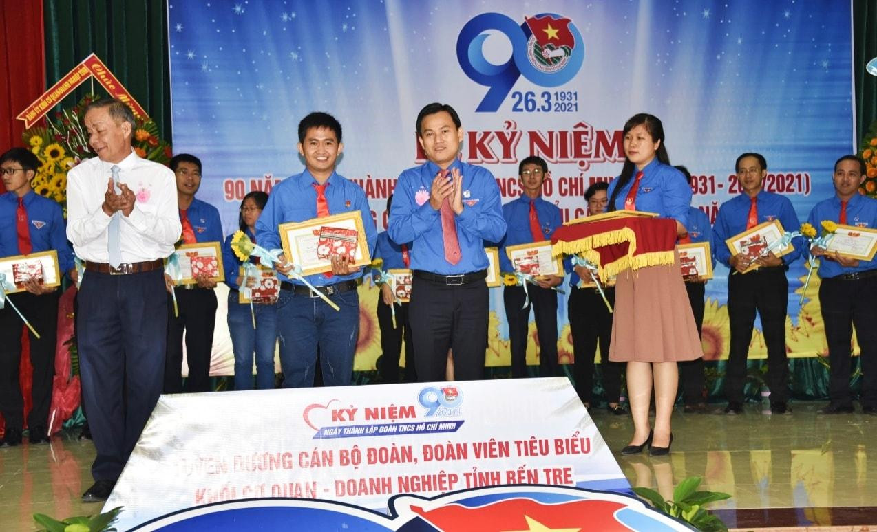 Hết lòng với mảnh đất xứ Dừa, anh Nguyễn Sự đã được Ban Thường vụ Tỉnh Đoàn Bến Tre tuyên dương là đoàn viên tiêu biểu trong dịp kỷ niệm ngày thành lập Đoàn hồi tháng 3/2021 - Ảnh: NVCC. Mới đây, anh cũng đã được Sở VH-TT&DL Bến Tre quyết định tặng thưởng sau những đóng góp tích cực đối với công tác phòng chống dịch vừa qua - Ảnh: NVCC Hết lòng với mảnh đất xứ Dừa, anh Nguyễn Sự đã được Ban Thường vụ Tỉnh Đoàn Bến Tre tuyên dương là đoàn viên tiêu biểu trong dịp kỷ niệm ngày thành lập Đoàn hồi tháng 3/2021 - Ảnh: NVCC. Mới đây, anh cũng đã được Sở VH-TT&DL Bến Tre quyết định tặng thưởng sau những đóng góp tích cực đối với công tác phòng chống dịch vừa qua - Ảnh: NVCC