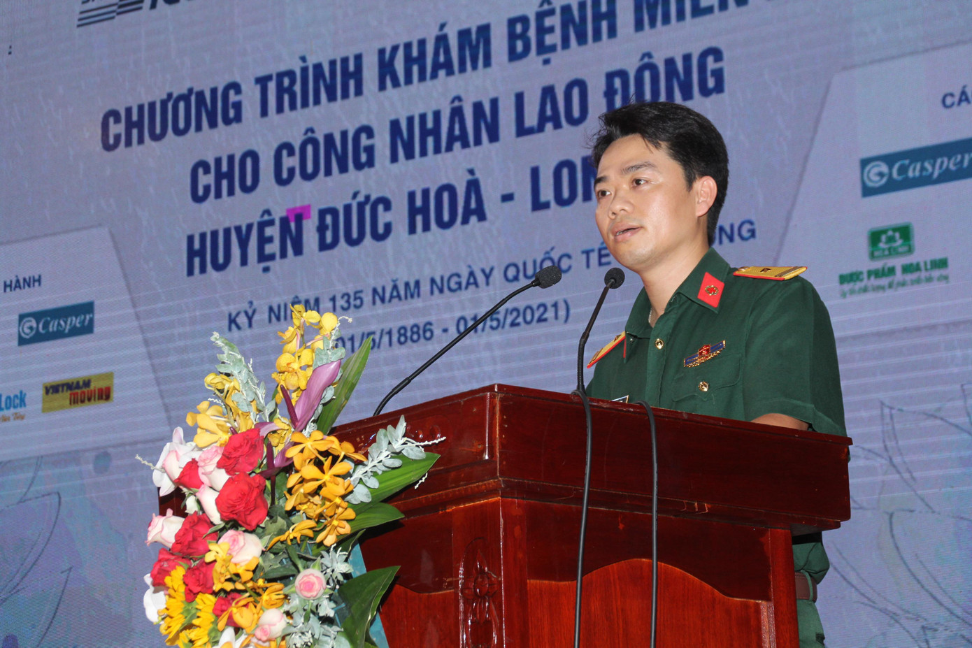 Chia sẻ tại chương trình, Thiếu tá Vũ Sơn Giang, Phó Chủ nhiệm Chính trị Bệnh viện Quân y 175, bày tỏ niềm vui khi bệnh viện có dịp tham gia tư vấn, chăm sóc sức khỏe cho đông đảo anh chị thanh niên công nhân trong dịp hướng đến chào mừng ngày Quốc tế Lao động. "Thông qua hoạt động lần này, chúng tôi mong muốn góp phần nhỏ bé của mình để tỉnh Long An nói chung và huyện Đức Hòa nói riêng sẽ thực hiện được thắng lợi kép như Thủ tướng Chính phủ từng nói, là vừa đảm bảo thành công nhiệm vụ phát triển kinh tế và đảm bảo yêu cầu phòng chống dịch bệnh COVID-19", Thiếu tá Vũ Sơn Giang nói.