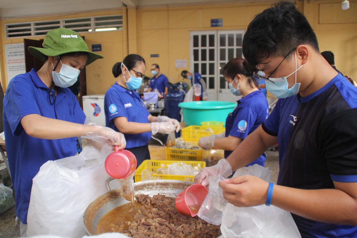 Nhiều ngày qua, bếp ăn Trung tâm Công tác xã hội thanh niên TPHCM liên tục đỏ lửa để gửi tặng bữa cơm đến các lực lượng y tế, các chiến sỹ trực chốt, bà con ở khu cách ly,... Nhiều ngày qua, bếp ăn Trung tâm Công tác xã hội thanh niên TPHCM liên tục đỏ lửa để gửi tặng bữa cơm đến các lực lượng y tế, các chiến sỹ trực chốt, bà con ở khu cách ly,...
