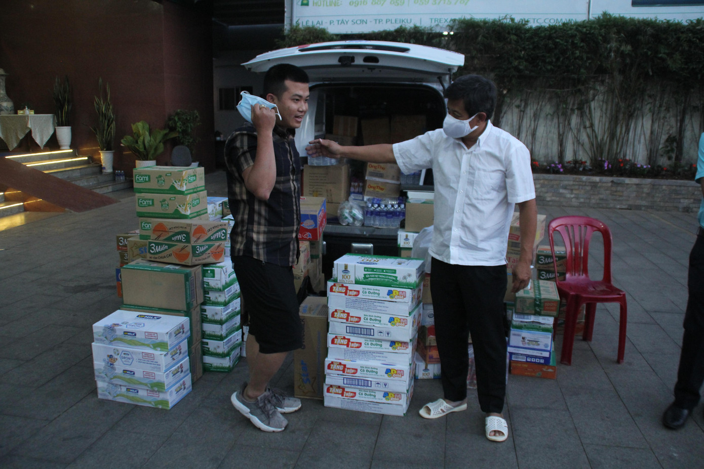 Chỉ trong vòng 1 tiếng, ông Hải đón nhận rất nhiều quà từ người dân.