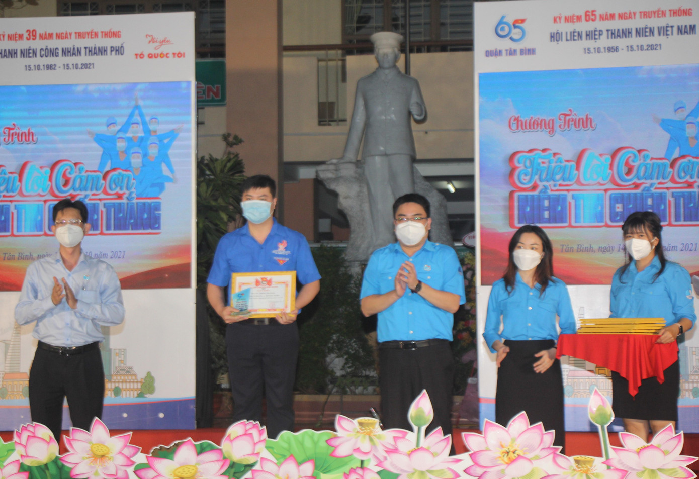 Anh Ngô Minh Hải, Phó Bí thư Thường trực Thành Đoàn, Chủ tịch Hội LHTN Việt Nam TPHCM và ông Nguyễn Hoàng Long, Phó Bí thư Thường trực Quận ủy Tân Bình tuyên dương, khen thưởng các đoàn viên, thanh niên, hội viên tiêu biểu của quận - Ảnh: Ngô Tùng