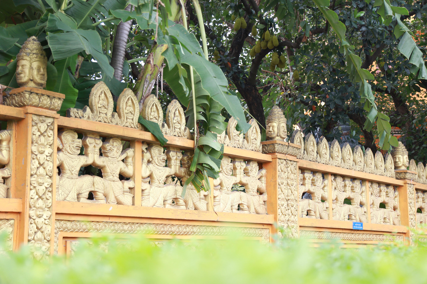 Bao quanh chùa là dãy lan can với những đường nét chạm khắc đặc trưng.