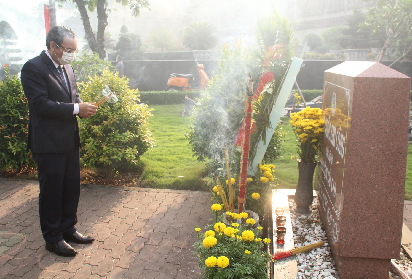 Ủy viên Bộ Chính trị, Bí thư Thành ủy Thành ủy TPHCM Nguyễn Văn Nên thành kính dâng hương tại bia ghi công các Anh hùng liệt sỹ Ủy viên Bộ Chính trị, Bí thư Thành ủy Thành ủy TPHCM Nguyễn Văn Nên thành kính dâng hương tại bia ghi công các Anh hùng liệt sỹ