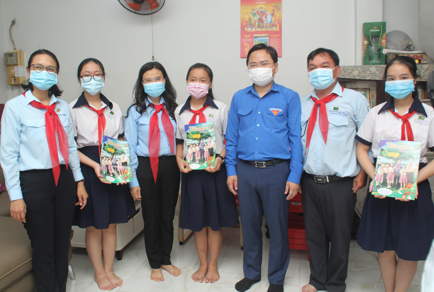 Đoàn công tác chụp ảnh lưu niệm với thầy Hà Quốc Kiệt