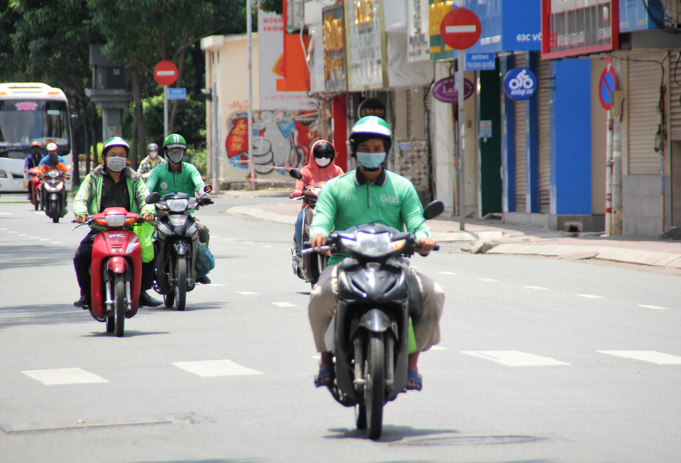 Khắp các tuyến phố TPHCM những ngày này, đại đa số người đi đường là các tài xế xe công nghệ.