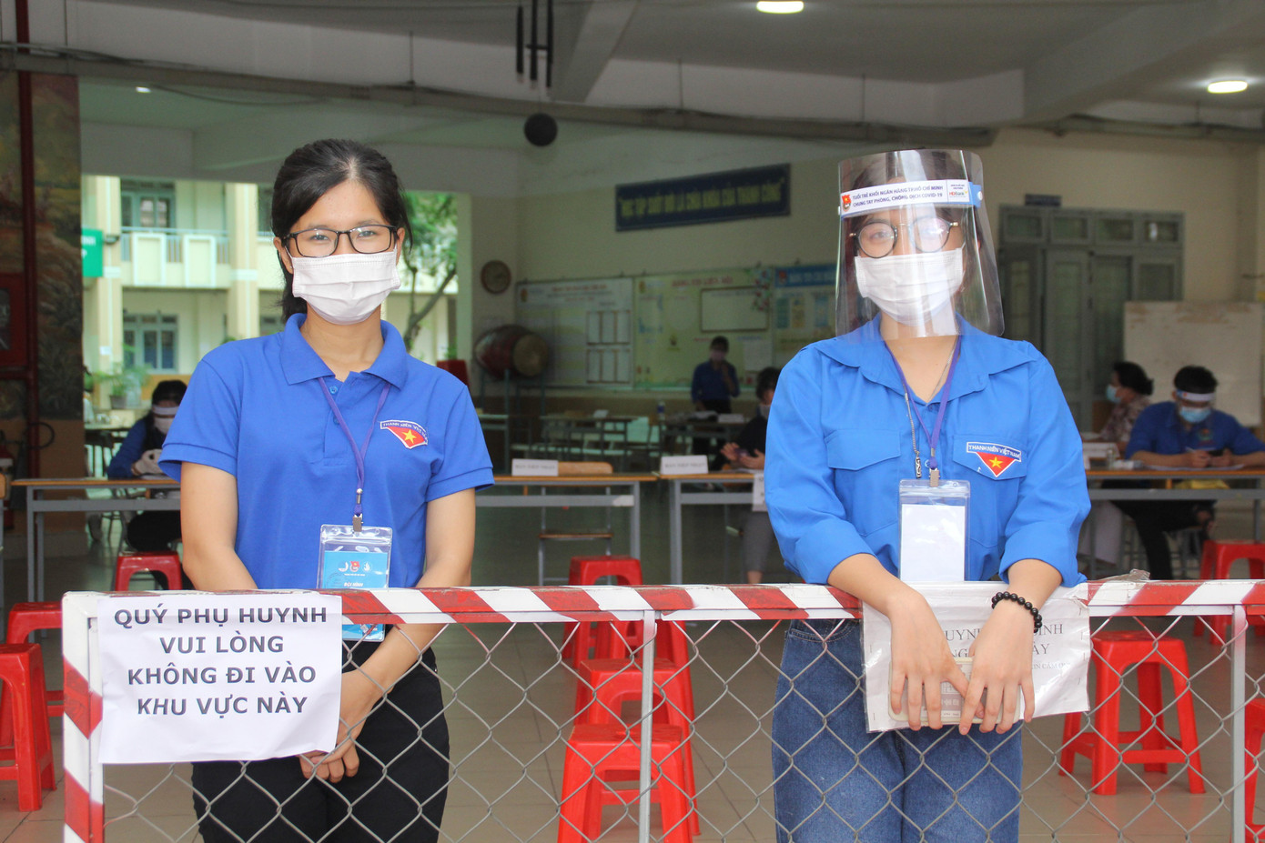 Cô Thúy và nữ sinh Minh Khuê chỉ là hai trong số hàng nghìn bạn trẻ đang tích cực tham gia các hoạt động hỗ trợ công tác chống dịch trên địa bàn TPHCM
