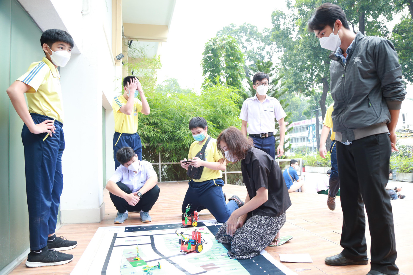 Các bạn thanh thiếu niên tham gia cuộc thi lập trình rô-bốt trong khuôn khổ liên hoan - Ảnh: Ngô Tùng Các bạn thanh thiếu niên tham gia cuộc thi lập trình rô-bốt trong khuôn khổ liên hoan - Ảnh: Ngô Tùng
