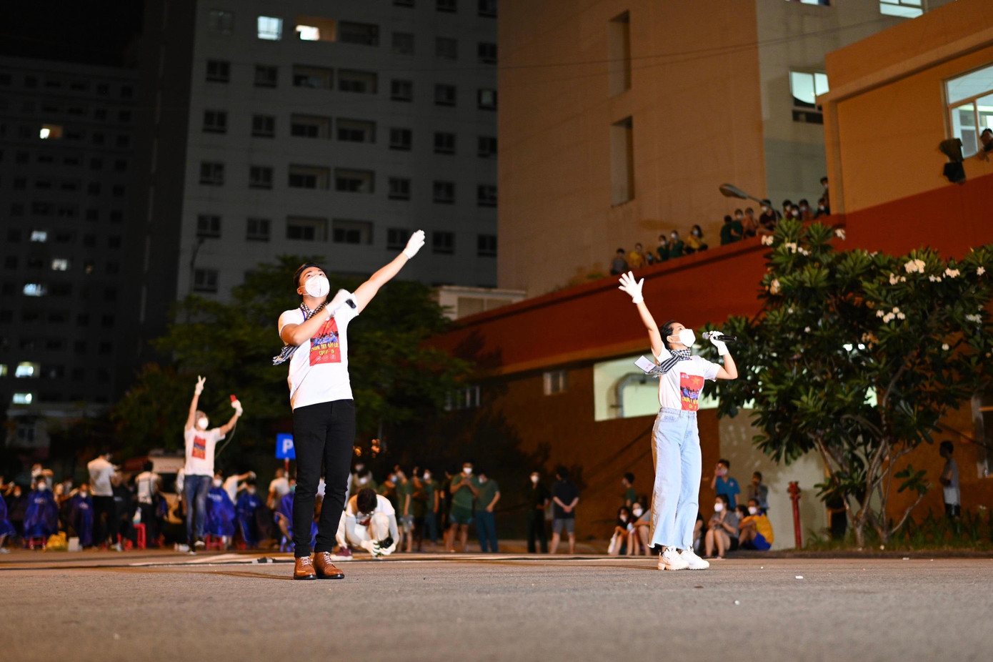 "Vợ chồng mình đang cố gắng từng ngày và mong có đủ sức khoẻ để tiếp tục cống hiến. Lúc này đây mình chỉ mong một điều: Mong bình yên sớm trở lại", giọng ca gốc Huế bày tỏ. Trong ảnh: Vợ chồng Ngọc Hà - Đăng Nguyên gửi lời ca tiếng hát động viên, cổ vũ tinh thần các y bác sỹ, tình nguyện viên và bệnh nhân COVID tại một Bệnh viện dã chiến ở TP. Thủ Đức.