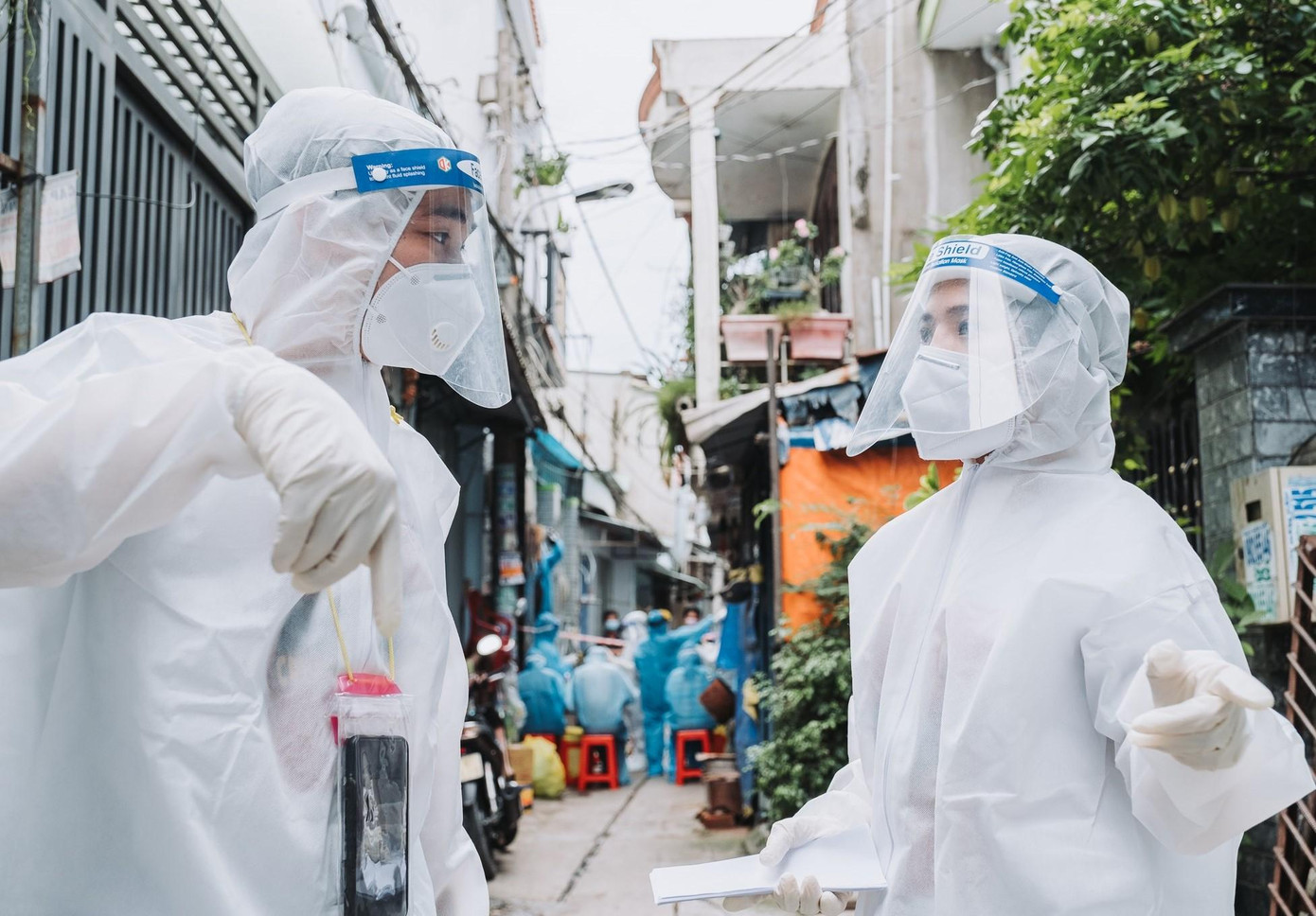 Tham gia từ 30/5, ca sỹ Ngọc Hà cùng ông xã Đăng Nguyên miệt mài đến những nơi cần bàn tay tình nguyện. Những ngày hoạt động tại vùng nguy cơ lây nhiễm, cô và đồng đội vẫn không thôi ám ảnh khi phải "tắm cồn" hằng ngày. Lắm lúc bị dị ứng với dung dịch sát khuẩn và định nghỉ ngơi cho lại sức, nhưng thấy đồng đội hào hứng, nữ ca sỹ 9x lại tiếp tục lên đường.