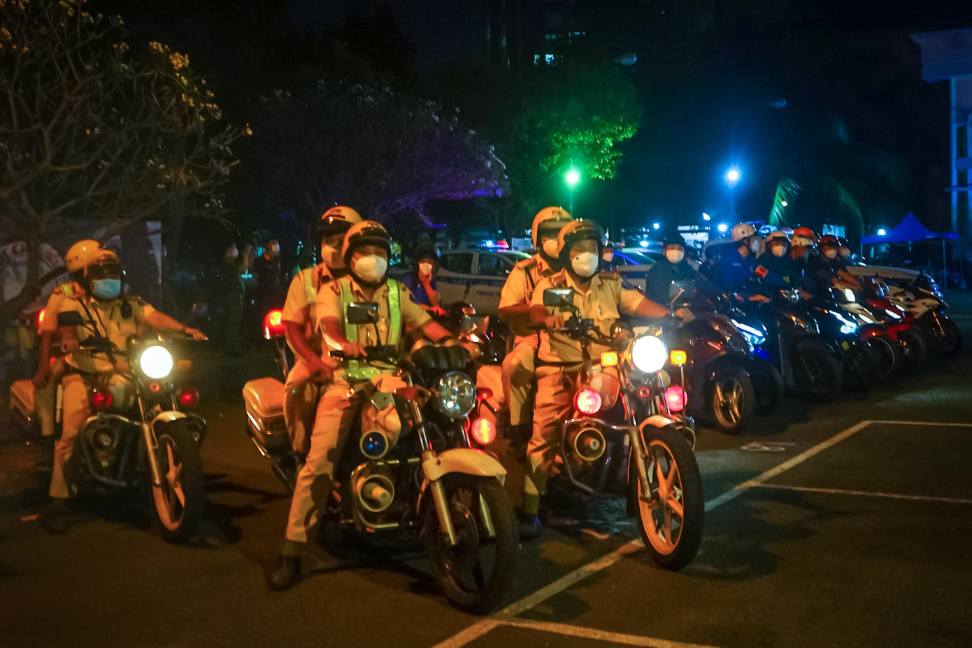 Lực lượng chức năng và đoàn viên thanh niên ra quân tuyên truyền công tác đảm bảo an ninh trật tự, phòng chống tội phạm.