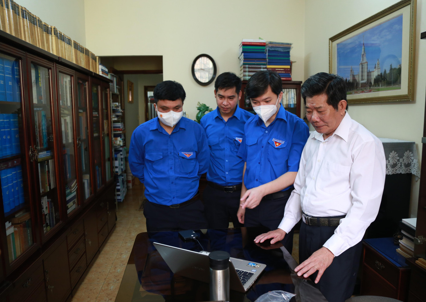 Dịp này, PGS.TS Vũ Tình giới thiệu hệ thống học liệu về chủ nghĩa Mác - Lênin vừa được ông cùng Đại học Quốc gia TPHCM thực hiện Dịp này, PGS.TS Vũ Tình giới thiệu hệ thống học liệu về chủ nghĩa Mác - Lênin vừa được ông cùng Đại học Quốc gia TPHCM thực hiện