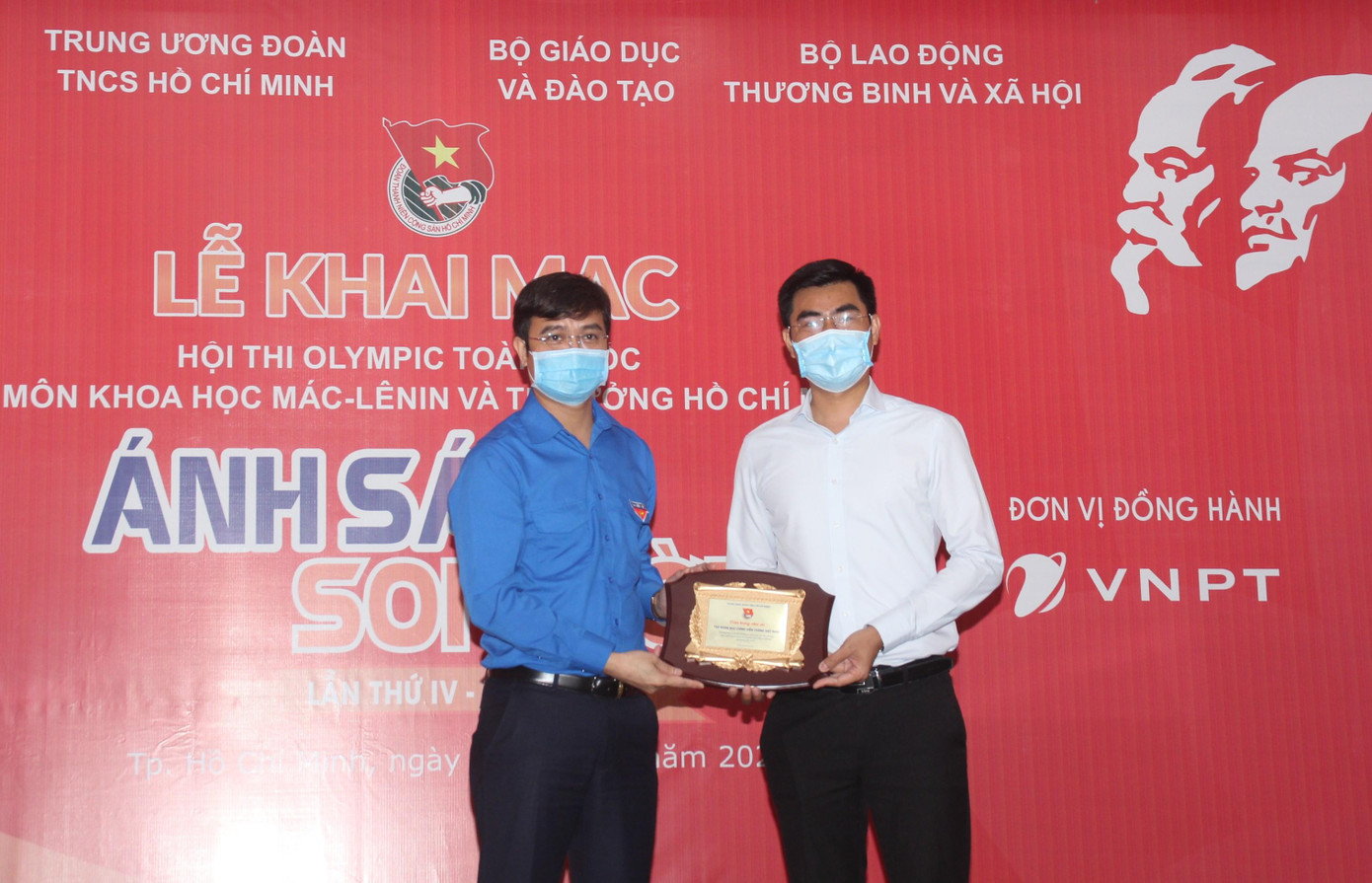 Bí thư Thường trực T.Ư Đoàn Bùi Quang Huy trao biểu trưng cám ơn sự đồng hành, hỗ trợ kỹ thuật của Tập đoàn Bưu chính viễn thông Việt Nam VNPT Bí thư Thường trực T.Ư Đoàn Bùi Quang Huy trao biểu trưng cám ơn sự đồng hành, hỗ trợ kỹ thuật của Tập đoàn Bưu chính viễn thông Việt Nam VNPT