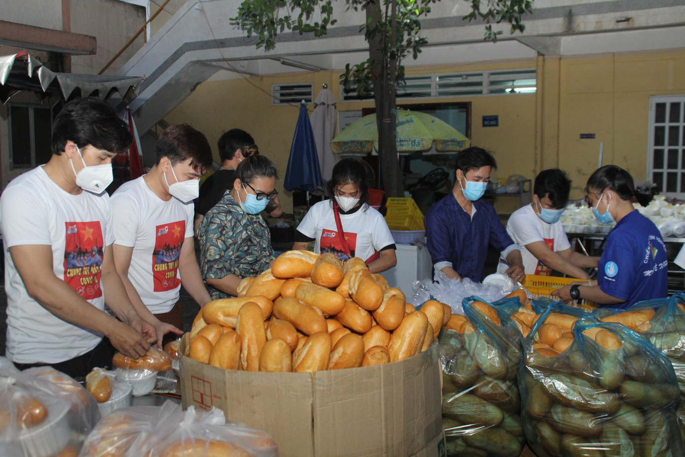 Khi hay tin Bệnh viện Bệnh Nhiệt đới bị phong tỏa do có một số nhân viên y tế mắc COVID-19, nhóm nghệ sỹ cùng với các bạn đoàn viên thanh niên chuẩn bị hàng trăm phần thức ăn sáng gửi đến bệnh viện. Nhiều hôm liền, các nghệ sỹ đã có mặt tại bếp ăn lúc 4-5 giờ sáng để kịp chuẩn bị bữa sáng cho các thầy thuốc.