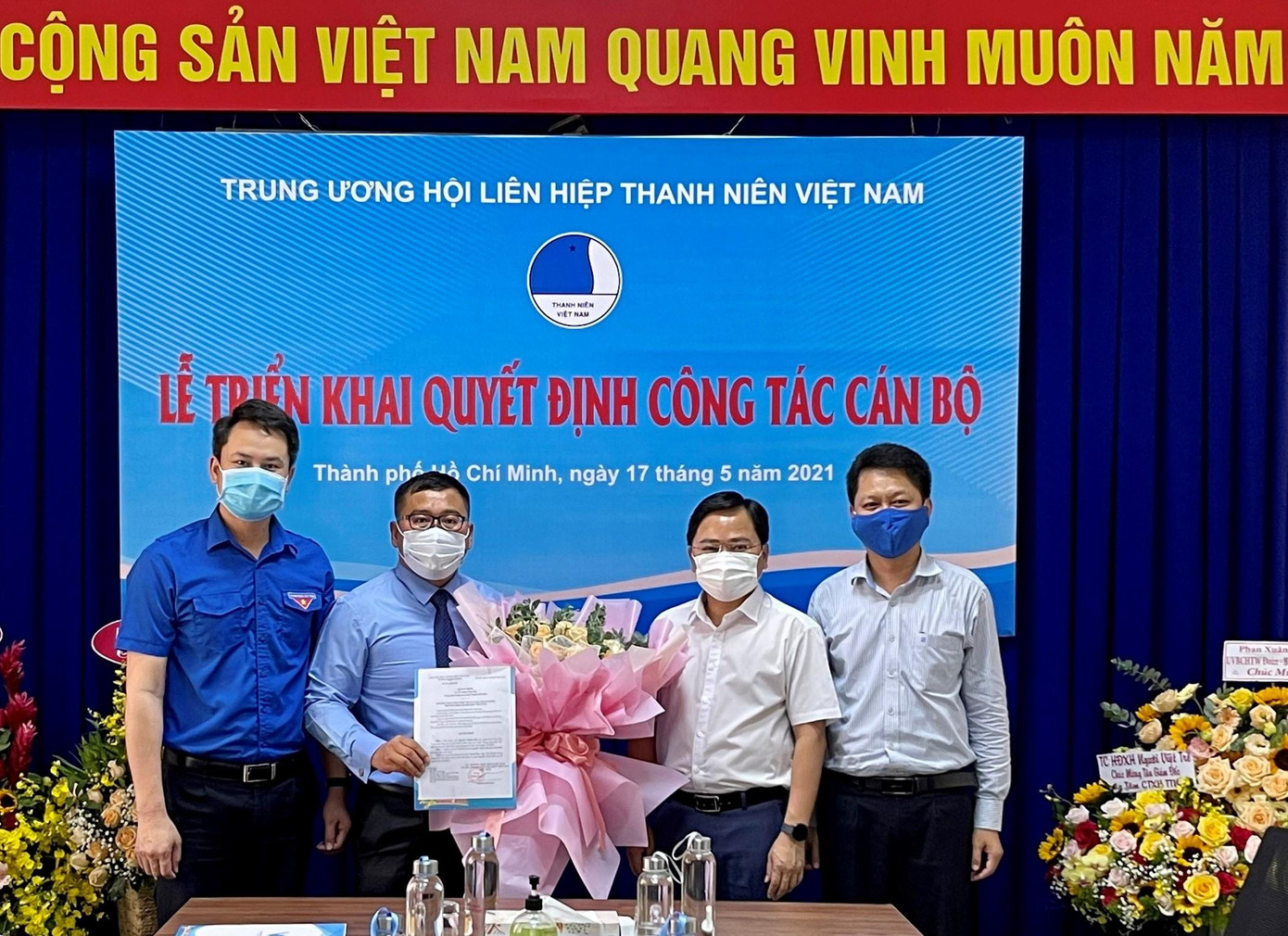 Anh Nguyễn Anh Tuấn tặng hoa chúc mừng anh Nguyễn Thanh Hân Anh Nguyễn Anh Tuấn tặng hoa chúc mừng anh Nguyễn Thanh Hân