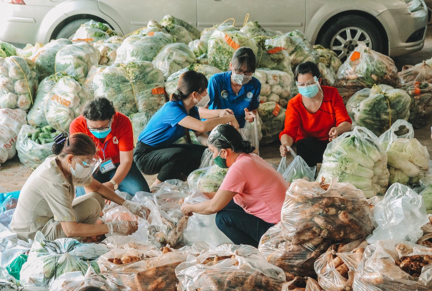 Chuyến xe chở đầy rau củ quả tươi của bà con Lâm Đồng tiếp sức TPHCM vượt qua dịch bệnh. Chuyến xe chở đầy rau củ quả tươi của bà con Lâm Đồng tiếp sức TPHCM vượt qua dịch bệnh.