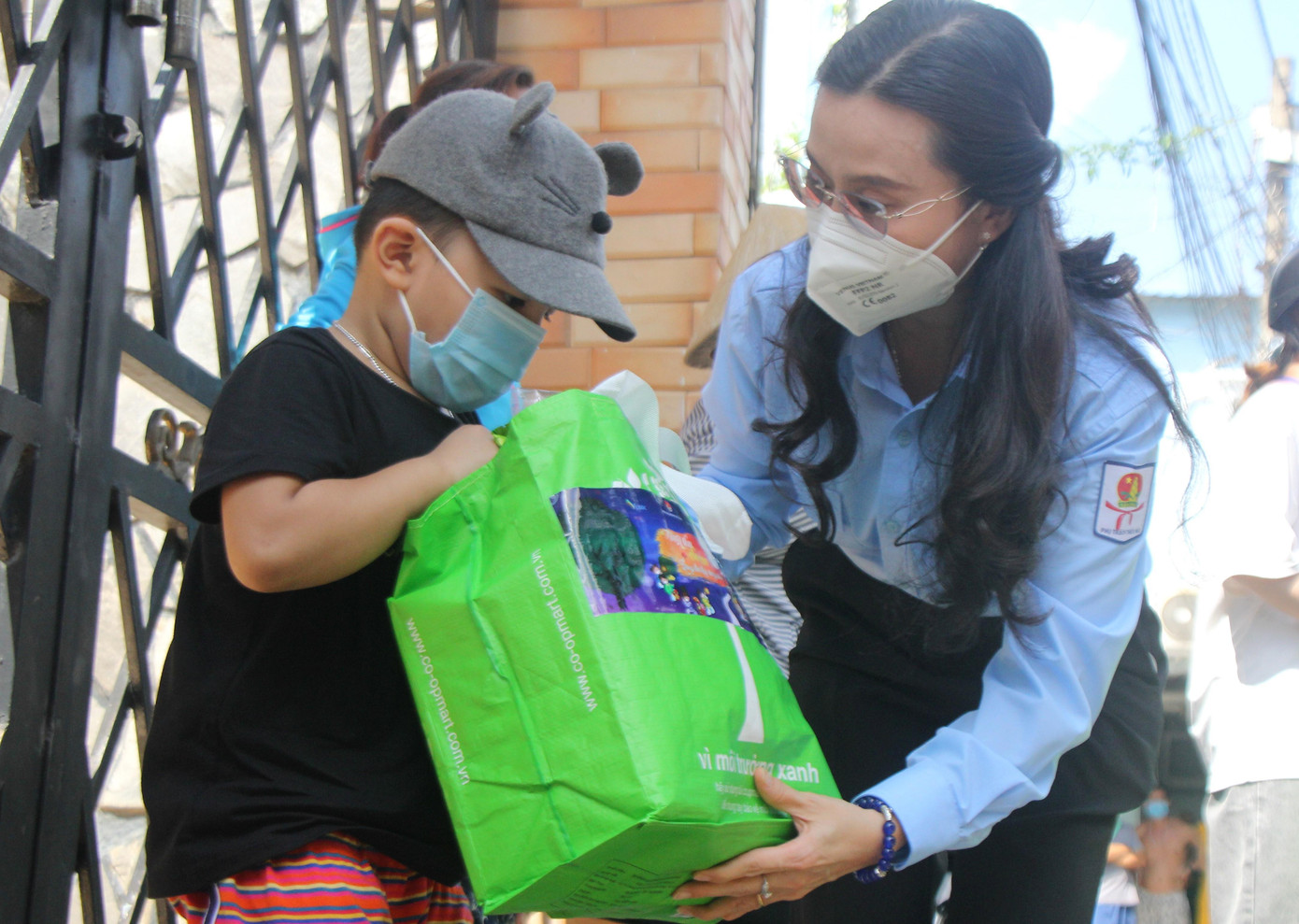 Chị Nguyễn Phạm Duy Trang, Trưởng ban Công tác thiếu nhi T.Ư Đoàn, Phó Chủ tịch Thường trực Hội đồng Đội Trung ương gửi tặng món quà cho các bé nhân dịp Trung thu sắp về.