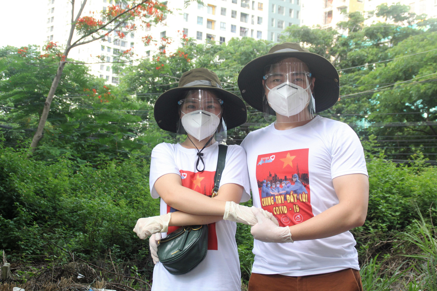 Đăng Nguyên và Ngọc Hà sát cánh trên khắp các hoạt động tình nguyện những ngày qua Đăng Nguyên và Ngọc Hà sát cánh trên khắp các hoạt động tình nguyện những ngày qua