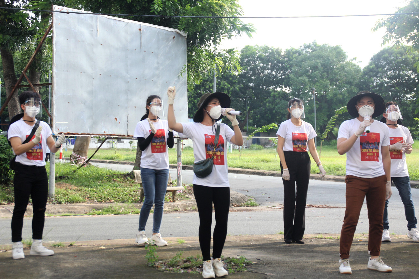 Sau đó, hai vợ chồng cùng các nghệ sĩ khác tiếp tục đem lời ca tiếng hát của mình cổ vũ tinh thần các chiến sĩ thực hiện nhiệm vụ tại Ký túc xá Đại học Quốc gia TPHCM Sau đó, hai vợ chồng cùng các nghệ sĩ khác tiếp tục đem lời ca tiếng hát của mình cổ vũ tinh thần các chiến sĩ thực hiện nhiệm vụ tại Ký túc xá Đại học Quốc gia TPHCM