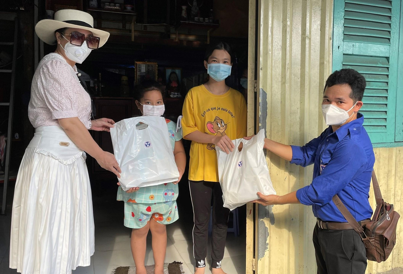 Ban tổ chức gửi tặng tận tay các em thiếu nhi món quà ấm lòng dịp Tết Trung thu.