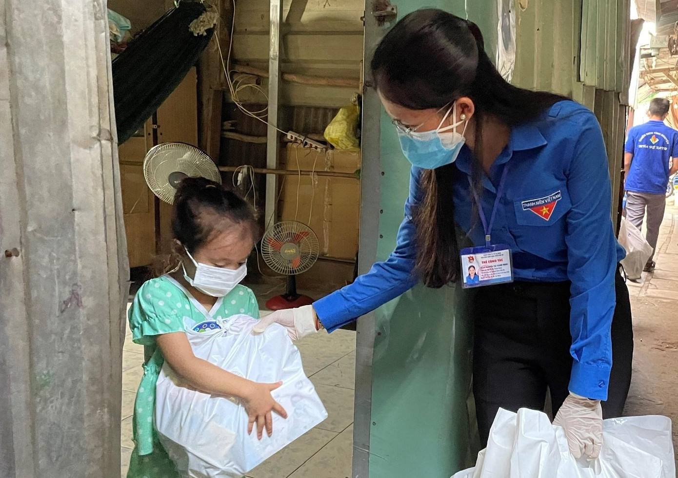 Đại diện tổ chức Đoàn gửi tặng các em nhỏ những phần quà động viên các em nhỏ trong dịp lễ Trung thu đặc biệt.