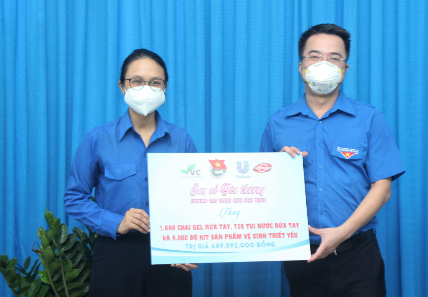 Trung ương Đoàn cũng trao cho Thành Đoàn TPHCM phần kinh phí hỗ trợ công tác phòng chống dịch với trị giá gần 650 triệu đồng, từ chương trình "San sẻ yêu thương - Chung tay vượt qua đại dịch".