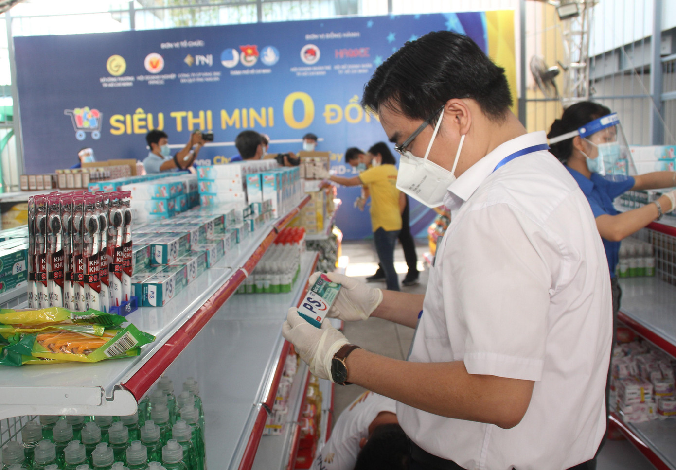 Anh Ngô Minh Hải, Phó Bí thư Thường trực Thành Đoàn, Chủ tịch Hội Liên hiệp thanh niên Việt Nam TPHCM cho biết, trong thời gian thực hiện Chỉ thị 16, “Siêu thị 0 đồng” đã có một hình thức thực hiện mới là chuyển sang online nhằm hỗ trợ các bạn sinh viên đang ở các ký túc xá có thể nhận được các món hàng mình mong muốn. ““Siêu thị 0 đồng” là giải pháp góp phần kịp thời giúp các bạn sinh viên vượt qua khó khăn hiện tại”, anh Hải nói. Anh Ngô Minh Hải, Phó Bí thư Thường trực Thành Đoàn, Chủ tịch Hội Liên hiệp thanh niên Việt Nam TPHCM cho biết, trong thời gian thực hiện Chỉ thị 16, “Siêu thị 0 đồng” đã có một hình thức thực hiện mới là chuyển sang online nhằm hỗ trợ các bạn sinh viên đang ở các ký túc xá có thể nhận được các món hàng mình mong muốn. ““Siêu thị 0 đồng” là giải pháp góp phần kịp thời giúp các bạn sinh viên vượt qua khó khăn hiện tại”, anh Hải nói.