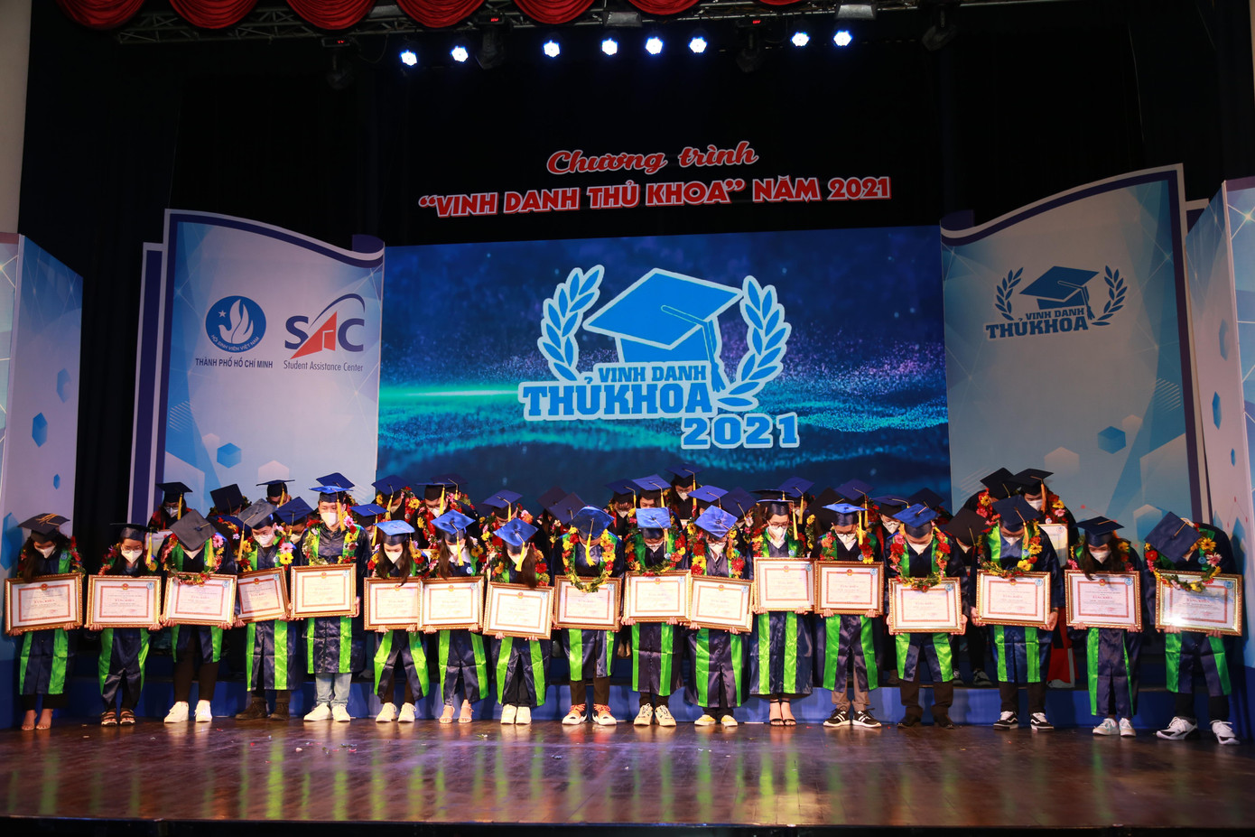 Các bạn thủ khoa cùng thực hiện hành động tri ân đối với lực lượng tuyến đầu phòng chống dịch