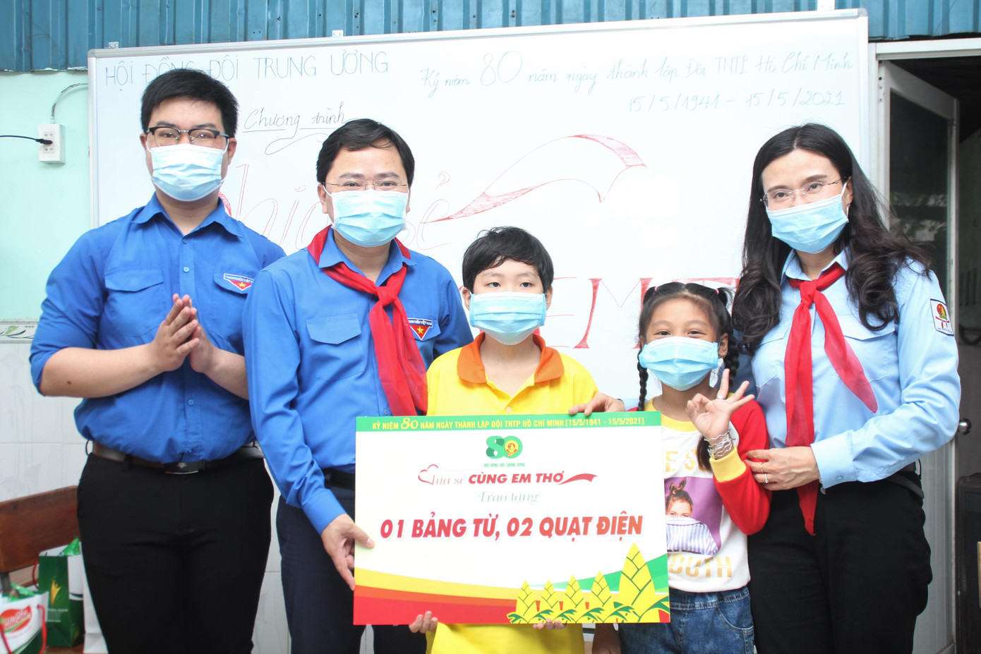 Đoàn công tác T.Ư Đoàn - Hội đồng Đội T.Ư tặng quà cho lớp học tình thương