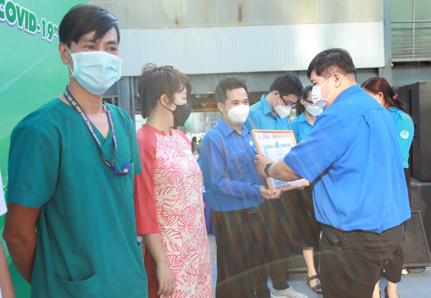 Vinh danh, khen thưởng các đơn vị, cá nhân có đóng góp tiêu biểu trong các hoạt động tình nguyện vì cộng đồng, hoạt động phòng chống dịch thời gian qua.