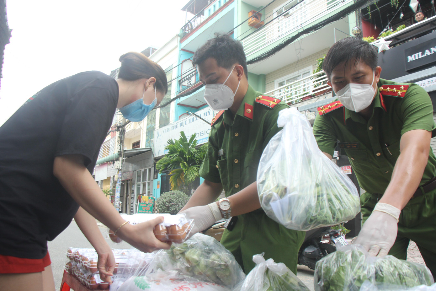 Trước đó, Công an TPHCM và Công an quận 12 đã ra quân trao quà hỗ trợ bà con khó khăn tại các khu nhà trọ trên địa bàn quận 12. Trước đó, Công an TPHCM và Công an quận 12 đã ra quân trao quà hỗ trợ bà con khó khăn tại các khu nhà trọ trên địa bàn quận 12.
