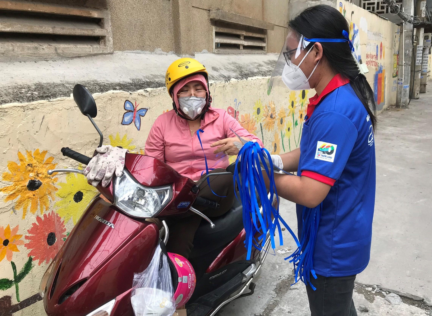 Tình nguyện viên &quot;Tiếp sức mùa thi&quot; gửi tặng vị phụ huynh tấm chắn giọt bắn và túi vải trong một buổi thi