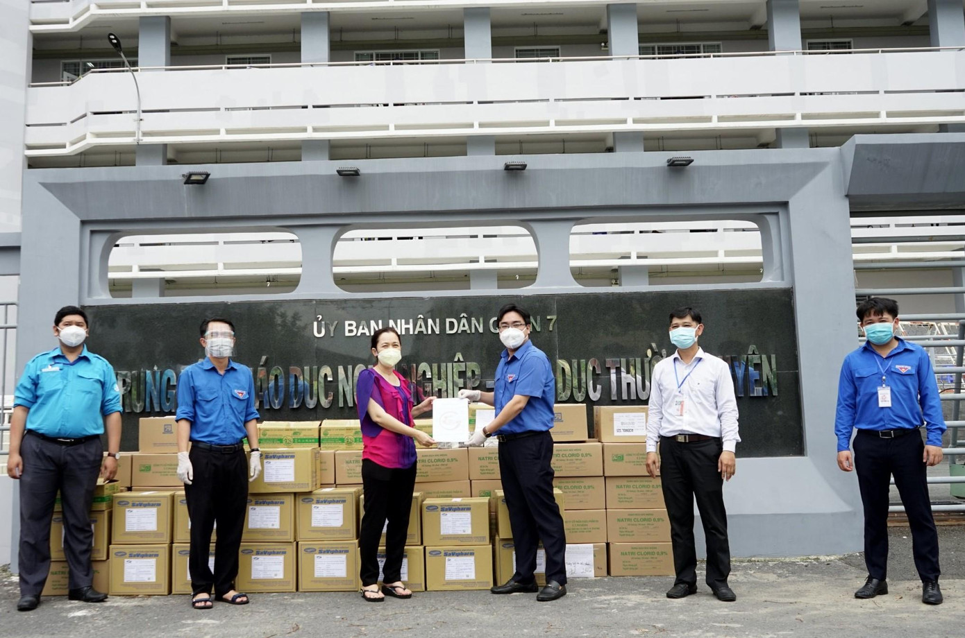 Anh Ngô Minh Hải, Phó Bí thư Thường trực Thành Đoàn, Chủ tịch Hội LHTN Việt Nam TPHCM trao tặng nhu yếu phẩm tại Trung tâm Giáo dục nghề nghiệp - Giáo dục thường xuyên quận 7. Anh Ngô Minh Hải, Phó Bí thư Thường trực Thành Đoàn, Chủ tịch Hội LHTN Việt Nam TPHCM trao tặng nhu yếu phẩm tại Trung tâm Giáo dục nghề nghiệp - Giáo dục thường xuyên quận 7.