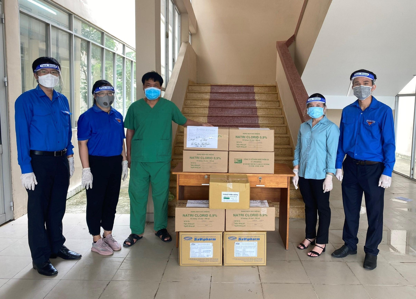 Các đoàn công tác của Thành Đoàn và địa phương trực tiếp đến các cơ sở y tế, điểm cách ly tập trung để trao quà động viên, hỗ trợ các lực lượng tuyến đầu. Các đoàn công tác của Thành Đoàn và địa phương trực tiếp đến các cơ sở y tế, điểm cách ly tập trung để trao quà động viên, hỗ trợ các lực lượng tuyến đầu.